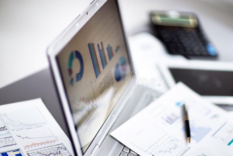 Het analyseren van investeringsgrafieken met laptop royalty-vrije stock foto Het analyseren van investeringsgrafieken met laptop royalty-vrije stock foto
