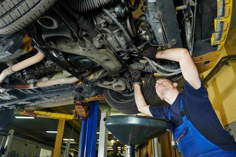 Het auto mechanische werken royalty-vrije stock afbeeldingen Het auto mechanische werken royalty-vrije stock afbeeldingen