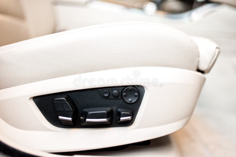 Het automatische, luxueuze en comfortabele controlebord van autozetels royalty-vrije stock afbeelding Het automatische, luxueuze en comfortabele controlebord van autozetels royalty-vrije stock afbeelding