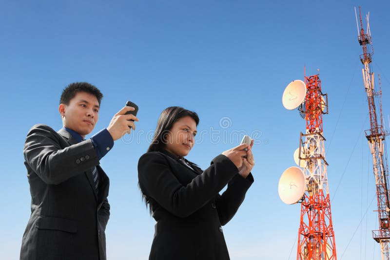 Het Aziatische bedrijfsmensen texting en antenne stock afbeelding Het Aziatische bedrijfsmensen texting en antenne stock afbeelding