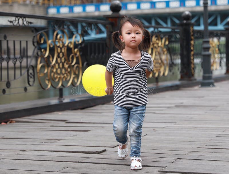Het Aziatische Chinese leuke ongehoorzame mooie aanbiddelijke meisjesspel met ballon en heeft pret openlucht in gelukkige de glim royalty-vrije stock fotografie Het Aziatische Chinese leuke ongehoorzame mooie aanbiddelijke meisjesspel met ballon en heeft pret openlucht in gelukkige de glim royalty-vrije stock fotografie