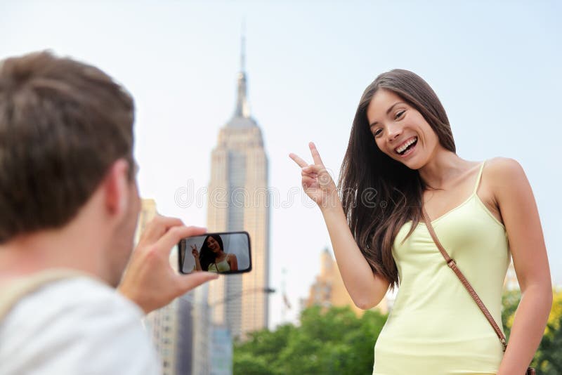 Het Aziatische de toerist van NYC stellen bij Empire State Building royalty-vrije stock afbeelding Het Aziatische de toerist van NYC stellen bij Empire State Building royalty-vrije stock afbeelding