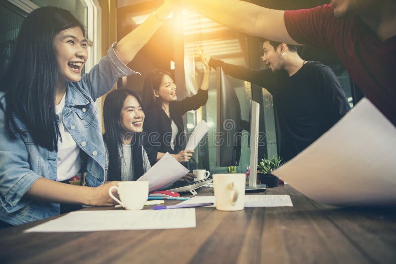 Het Aziatische jongere succesvolle geluk van de freelance groepswerkbaan emot royalty-vrije stock afbeelding Het Aziatische jongere succesvolle geluk van de freelance groepswerkbaan emot royalty-vrije stock afbeelding