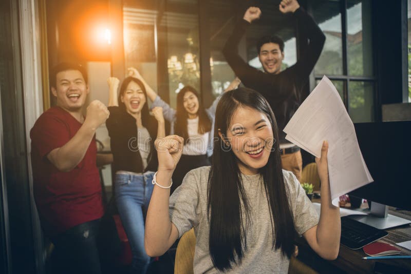 Het Aziatische jongere succesvolle geluk van de freelance groepswerkbaan emot stock afbeeldingen Het Aziatische jongere succesvolle geluk van de freelance groepswerkbaan emot stock afbeeldingen