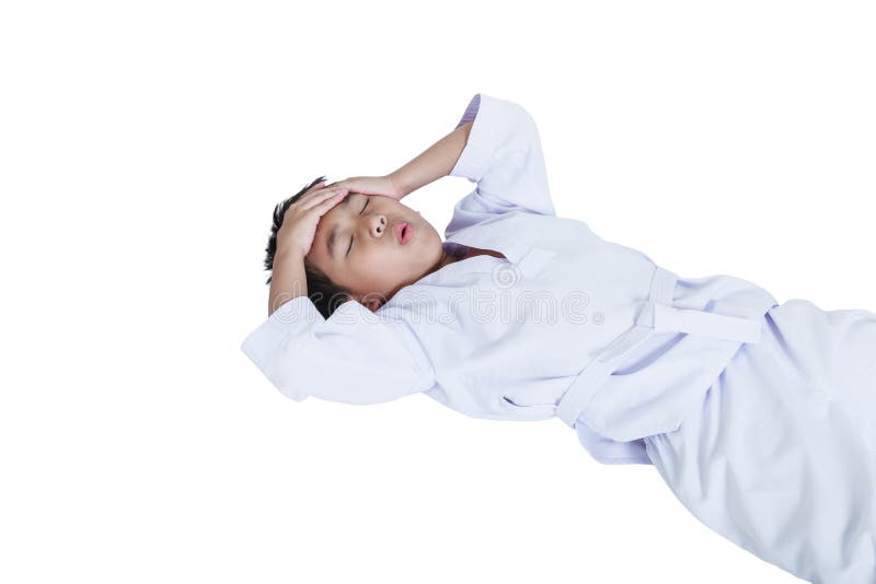 Het Aziatische taekwondo van kindatleten kwetste het voorhoofd Geïsoleerd op wh royalty-vrije stock foto Het Aziatische taekwondo van kindatleten kwetste het voorhoofd Geïsoleerd op wh royalty-vrije stock foto
