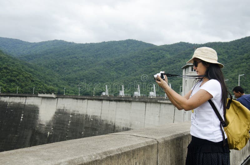 Het Aziatische Thaise bezoek van de vrouwenreiziger bij Bhumibol-Dam in Tak, Thailand stock afbeeldingen Het Aziatische Thaise bezoek van de vrouwenreiziger bij Bhumibol-Dam in Tak, Thailand stock afbeeldingen