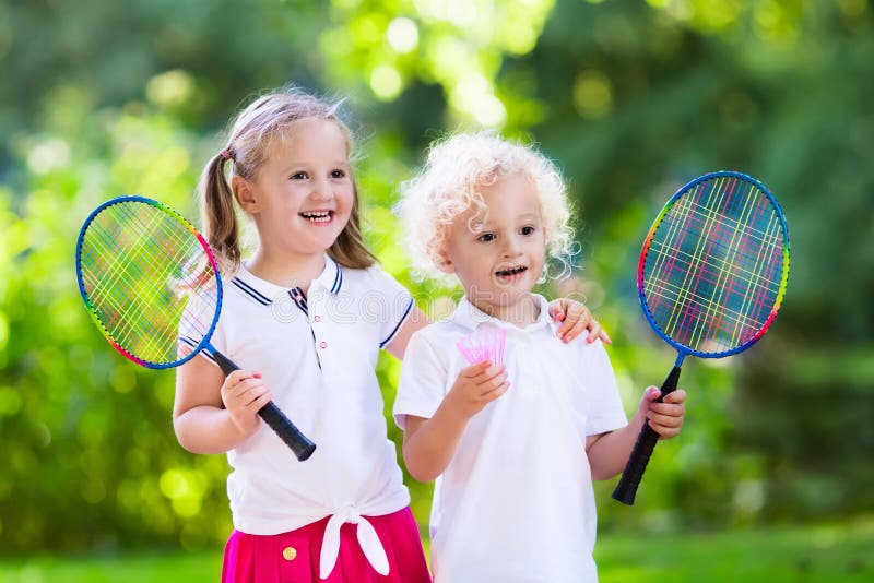 bijgeloof bouw Wiskundig Het Badminton of Het Tennis Van Het Jonge Geitjesspel in Openluchthof Stock  Foto - Image of dubbel, racket: 91733172