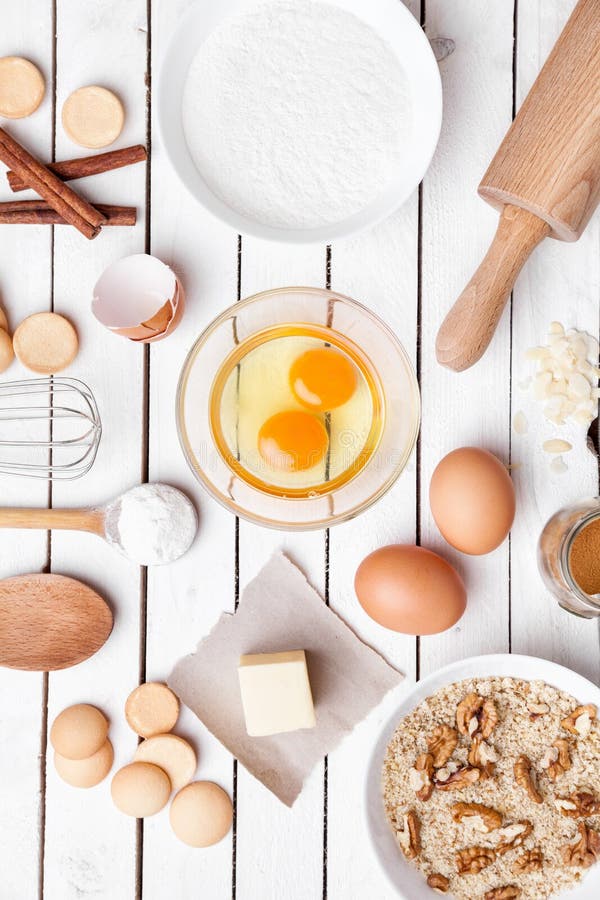 zwaarlijvigheid Overwegen Geplooid Het Bakken En Het Koken Concept, Verscheidenheid Van Ingrediënten En  Werktuigen Stock Afbeelding - Image of boter, bakkerij: 73639631