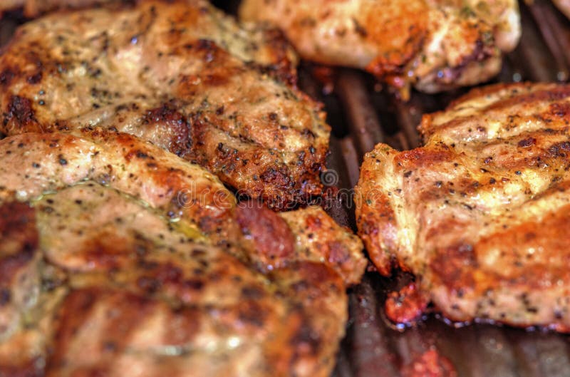 Vers vlees op de grill bakken royalty-vrije stock afbeelding