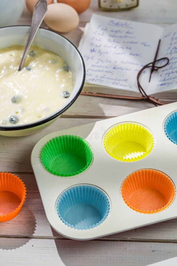 Het bakken van verse cupcakes met bessen royalty-vrije stock foto