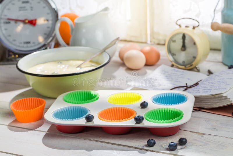 Het bakken van verse cupcakes met bosbessen stock afbeeldingen