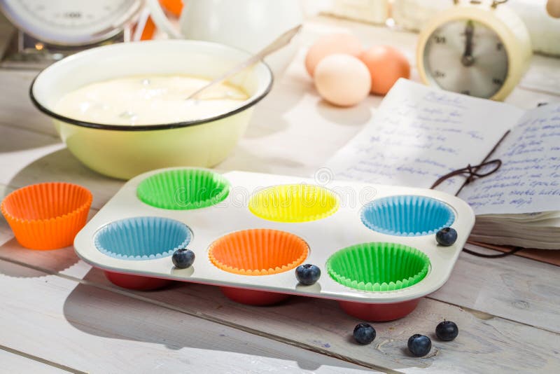 Het bakken van verse cupcakes met bosbessen royalty-vrije stock foto's