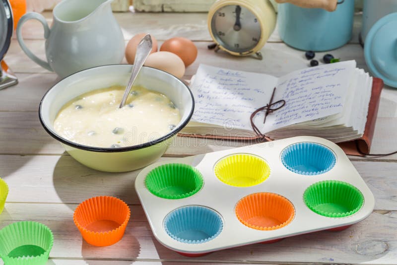 Het bakken van verse muffins met bosbessen royalty-vrije stock afbeeldingen