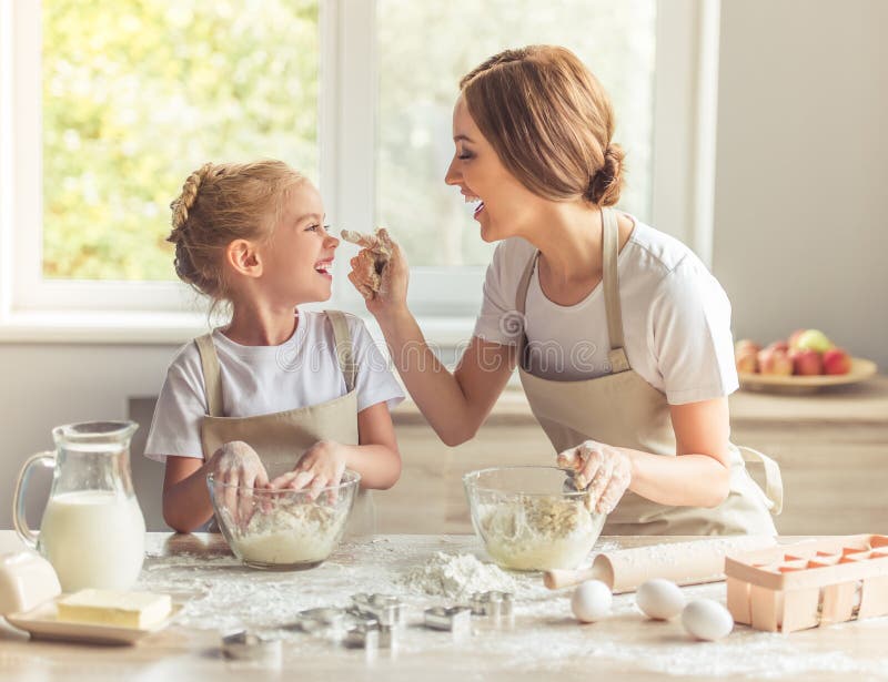 Het baksel van de moeder en van de dochter royalty-vrije stock afbeeldingen Het baksel van de moeder en van de dochter royalty-vrije stock afbeeldingen