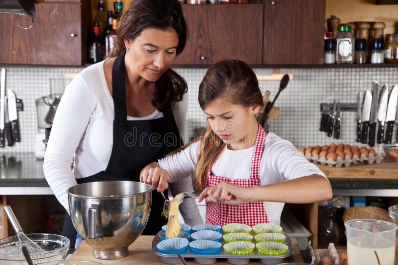 Het baksel van de moeder en van de dochter thuis