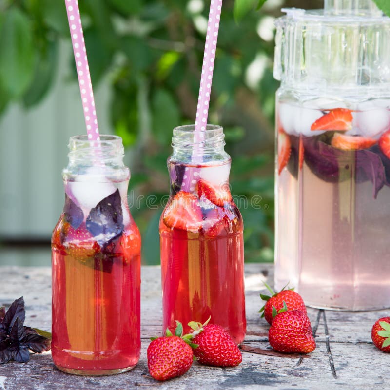 Het basilicum van de limonade detox aardbei verfrissende drank met verse streptokok stock afbeelding Het basilicum van de limonade detox aardbei verfrissende drank met verse streptokok stock afbeelding