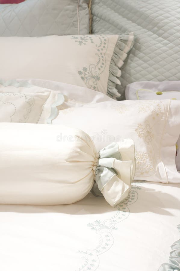 Het beddegoed van de luxe upscale en linens royalty-vrije stock foto's Het beddegoed van de luxe upscale en linens royalty-vrije stock foto's