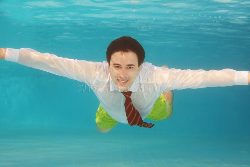 Het bedrijfs mens zwemmen onderwater in de pool stock afbeeldingen Het bedrijfs mens zwemmen onderwater in de pool stock afbeeldingen