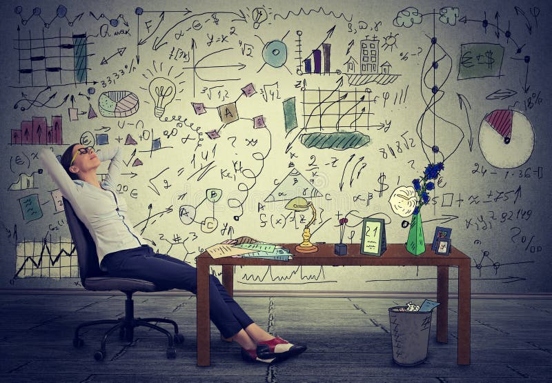 Het bedrijfsvrouw ontspannen bij haar bureau in haar bureau royalty-vrije stock afbeelding Het bedrijfsvrouw ontspannen bij haar bureau in haar bureau royalty-vrije stock afbeelding