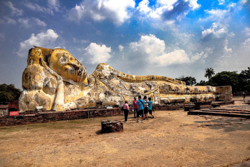Het beeld van Boedha van een grote slaap prang in toerist plaatst, Ayutthaya-Provincie stock foto Het beeld van Boedha van een grote slaap prang in toerist plaatst, Ayutthaya-Provincie stock foto