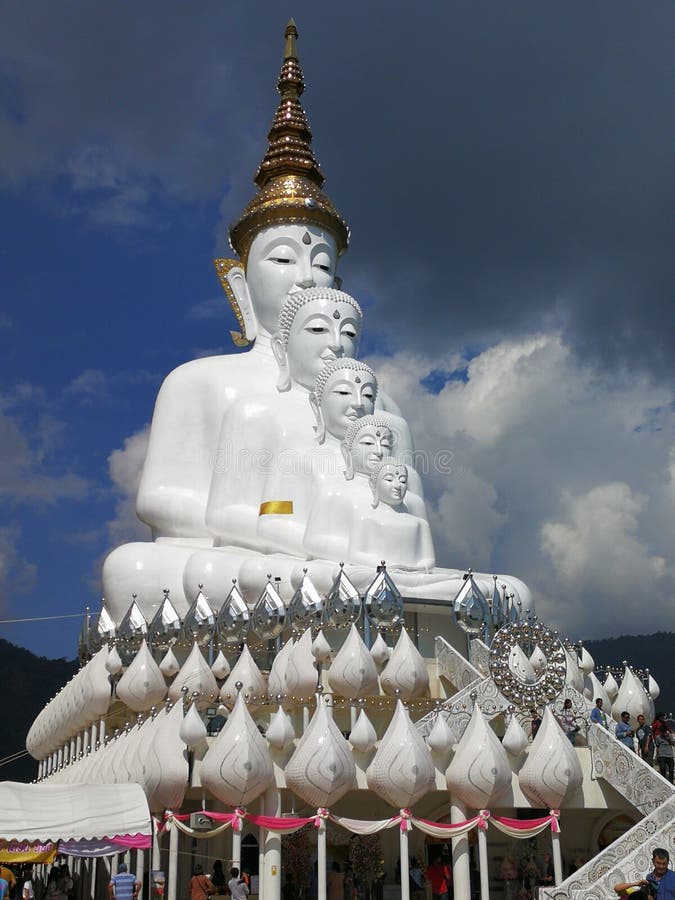Het beeld van Boedha, Wat Phra That Pha Hae Kaeo royalty-vrije stock afbeeldingen Het beeld van Boedha, Wat Phra That Pha Hae Kaeo royalty-vrije stock afbeeldingen