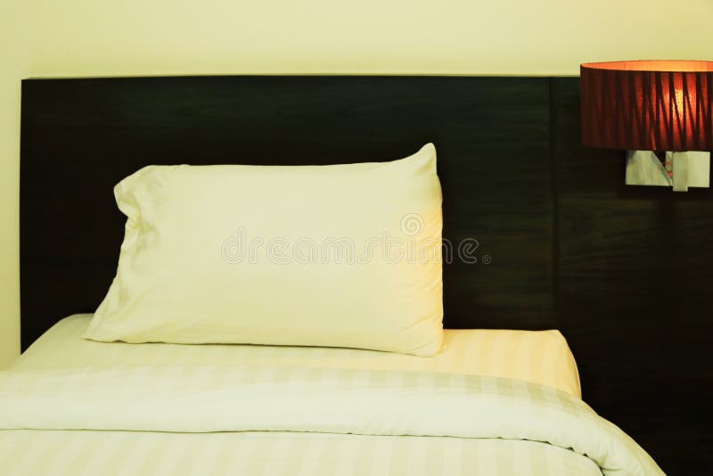 Het beeld van de nachtscène van comfortabel hoofdkussens en bed, het Binnenland van de Hotelruimte stock fotografie Het beeld van de nachtscène van comfortabel hoofdkussens en bed, het Binnenland van de Hotelruimte stock fotografie