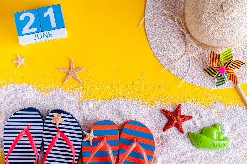 21 het Beeld van juni van 21 juni kalender op gele zandige achtergrond met de zomerstrand, reizigersuitrusting en toebehoren stock fotografie 21 het Beeld van juni van 21 juni kalender op gele zandige achtergrond met de zomerstrand, reizigersuitrusting en toebehoren stock fotografie