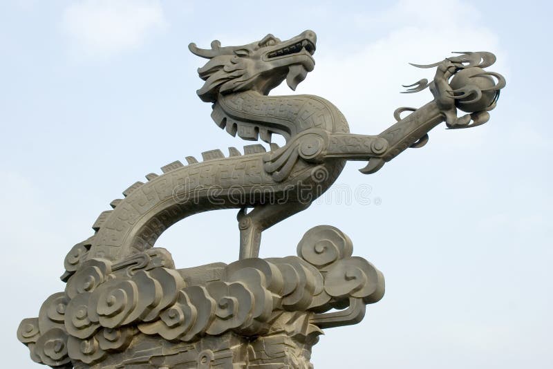 Het beeldhouwwerk van de draak