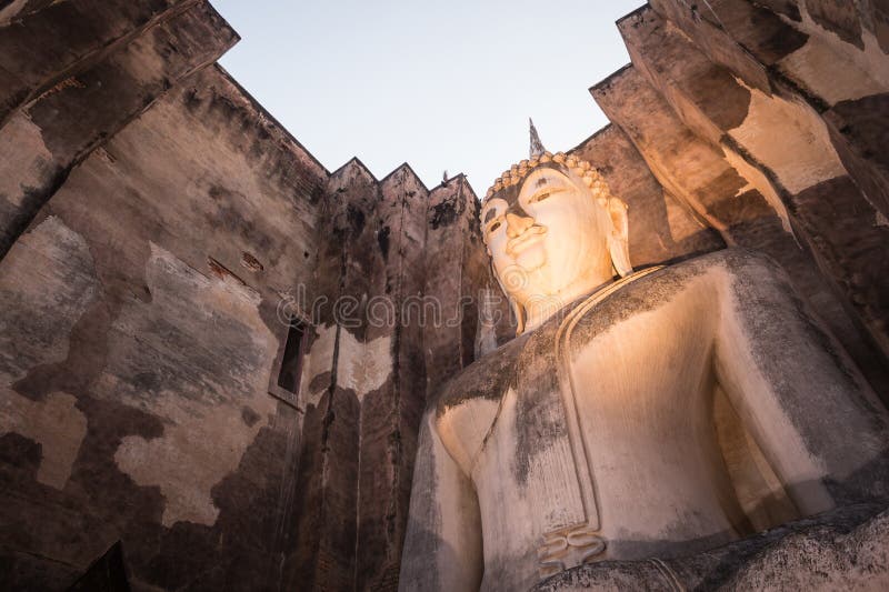 Het beeldhouwwerk van Praadjana Boedha van Wat Si Chum, het historische park van Sukhothai stock fotografie Het beeldhouwwerk van Praadjana Boedha van Wat Si Chum, het historische park van Sukhothai stock fotografie