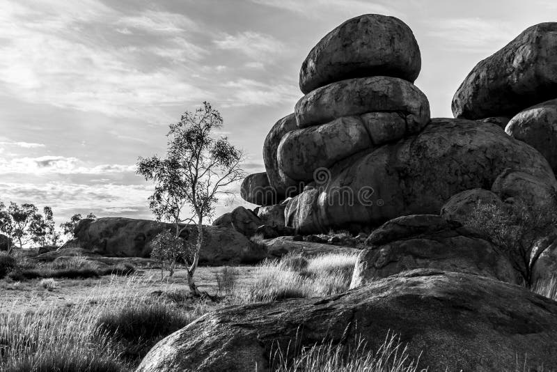 Het Behoudsreserve van Karlu Karlu van het duivelsmarmer Eieren van het Regenboogserpent, Noordelijk Grondgebied, Australi? royalty-vrije stock afbeeldingen Het Behoudsreserve van Karlu Karlu van het duivelsmarmer Eieren van het Regenboogserpent, Noordelijk Grondgebied, Australi? royalty-vrije stock afbeeldingen