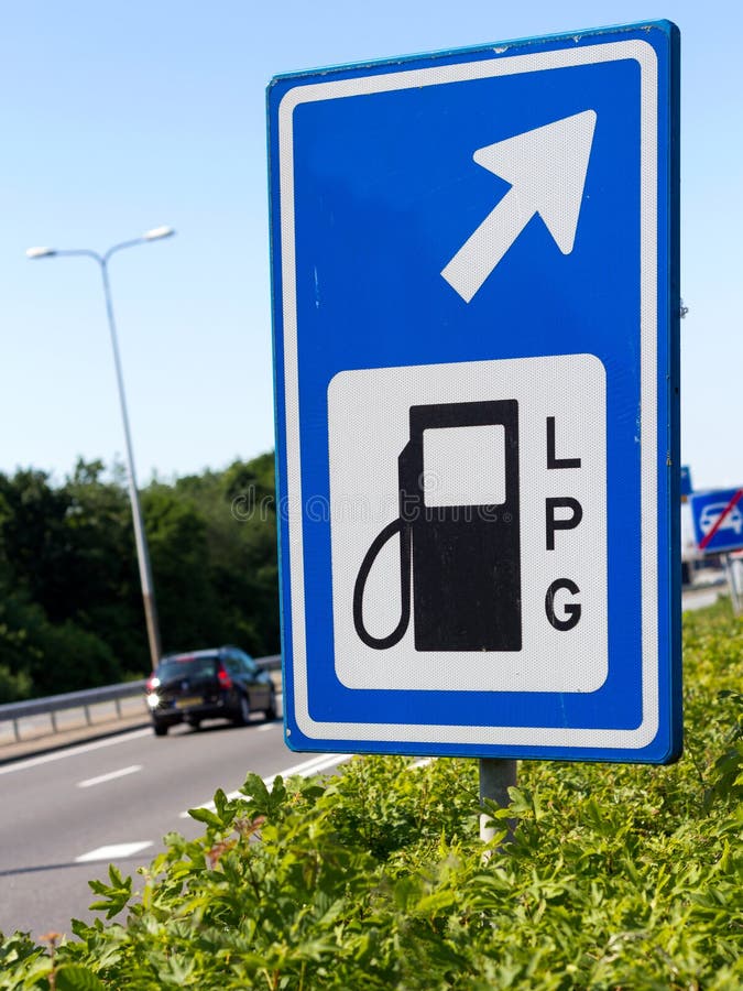 Het benzinestationteken van LPG langs een weg royalty-vrije stock afbeeldingen Het benzinestationteken van LPG langs een weg royalty-vrije stock afbeeldingen