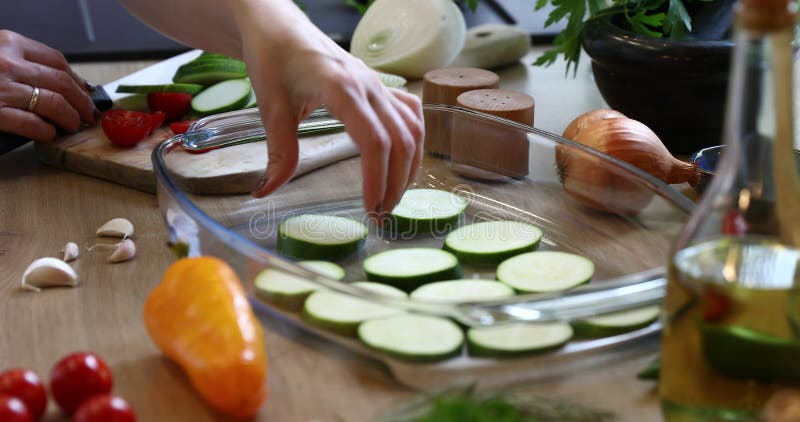 Het bereiden van een heerlijke zijschaal van groenten. concept voor het koken van groenteschotels en bijschotels