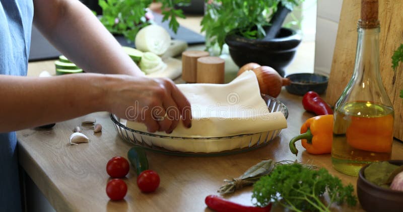 Het bereiden van een heerlijke zijschaal van groenten. concept voor het koken van groenteschotels en bijschotels