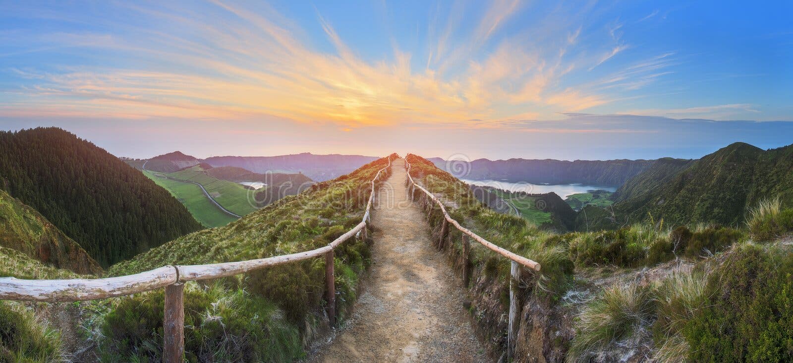 Het berglandschap met wandeling sleept en mening van mooie meren, Ponta Delgada, Sao Miguel Island, de Azoren, Portugal Het berglandschap met wandeling sleept en mening van mooie meren, Ponta Delgada, Sao Miguel Island, de Azoren, Portugal