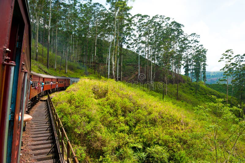Het berijden door trein in Sri Lanka royalty-vrije stock foto's Het berijden door trein in Sri Lanka royalty-vrije stock foto's