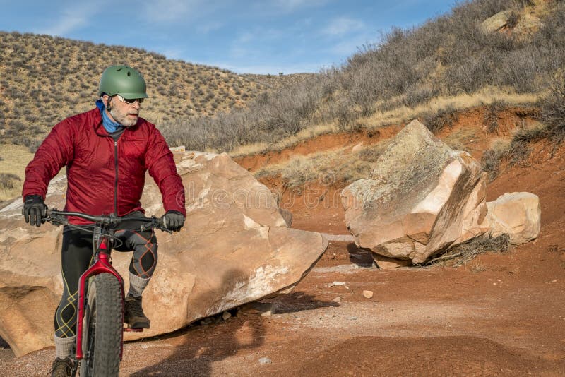 Het berijden van een vette fiets op de sleep van de bergwoestijn royalty-vrije stock foto