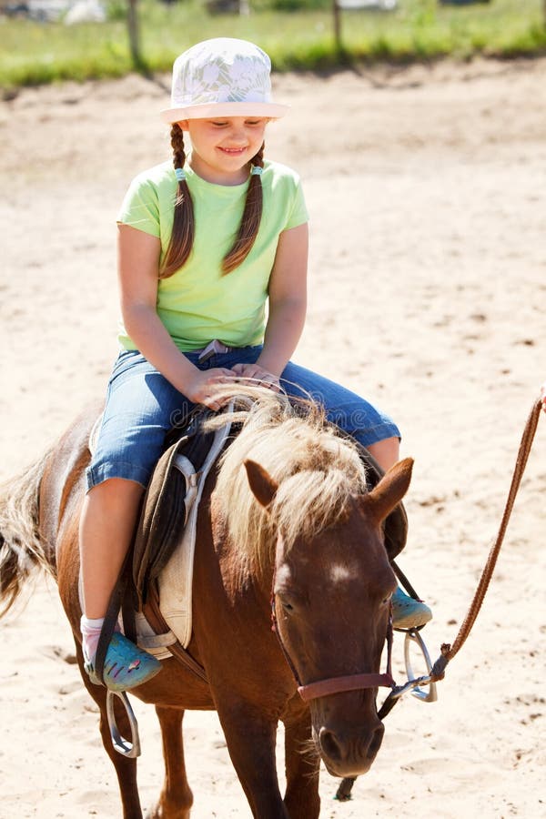 Het berijden van het meisje poney stock afbeelding Het berijden van het meisje poney stock afbeelding