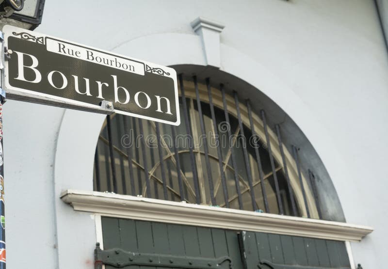 Het Beroemde Franse Kwart Van de binnenstad New Orleans van de bourbonstraat stock foto Het Beroemde Franse Kwart Van de binnenstad New Orleans van de bourbonstraat stock foto