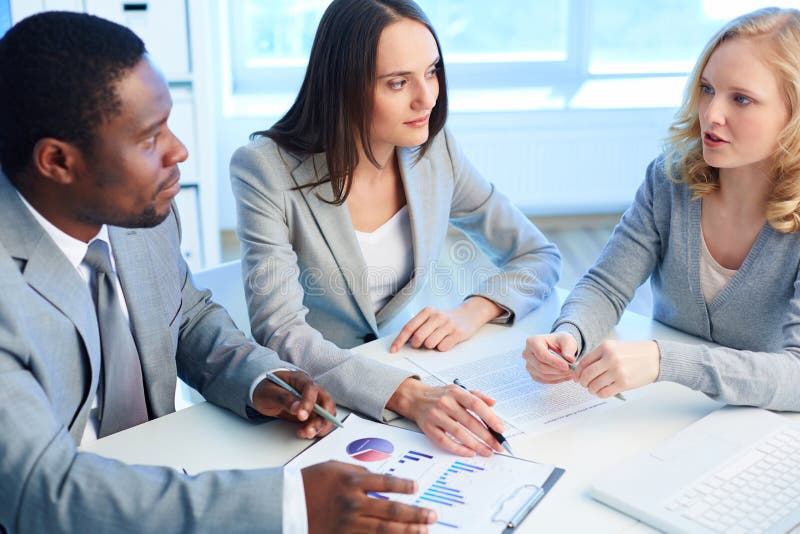 Ideeën bespreken stock afbeeldingen