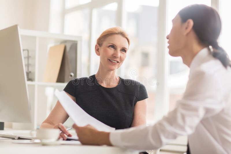 Het bespreken van Samenwerkingsvoorwaarden met Partner royalty-vrije stock afbeelding Het bespreken van Samenwerkingsvoorwaarden met Partner royalty-vrije stock afbeelding