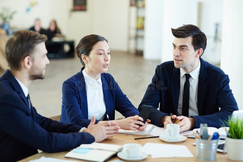Het bespreken van zaken stock fotografie Het bespreken van zaken stock fotografie