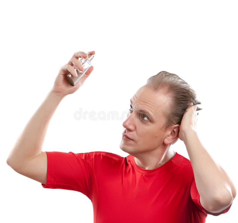 Het bespuitende de geurparfum van de sportenkerel royalty-vrije stock fotografie Het bespuitende de geurparfum van de sportenkerel royalty-vrije stock fotografie