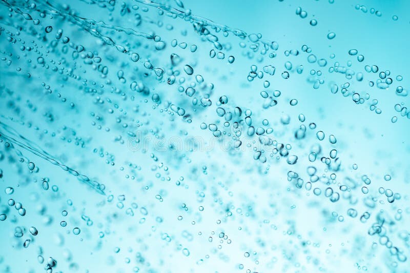 Het bestrooien van water van douchehoofd, close-up, blauwe gestemde foto stock foto Het bestrooien van water van douchehoofd, close-up, blauwe gestemde foto stock foto