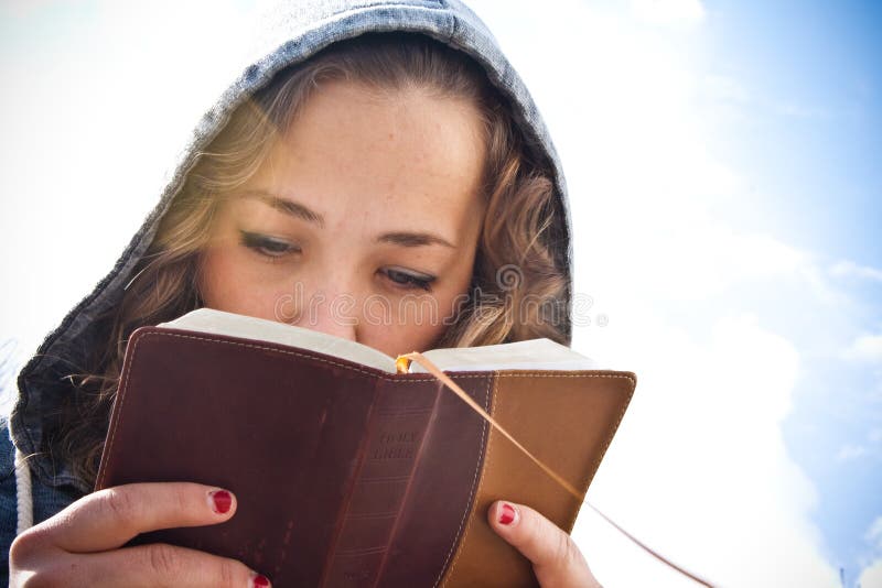 Het bestuderen van de Bijbel stock afbeeldingen Het bestuderen van de Bijbel stock afbeeldingen