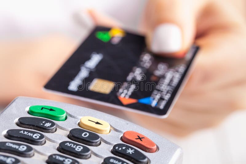 Het betalen met creditcard Vrouwelijke het opnemen chipkaart in betalings eindapparaat stock afbeeldingen Het betalen met creditcard Vrouwelijke het opnemen chipkaart in betalings eindapparaat stock afbeeldingen