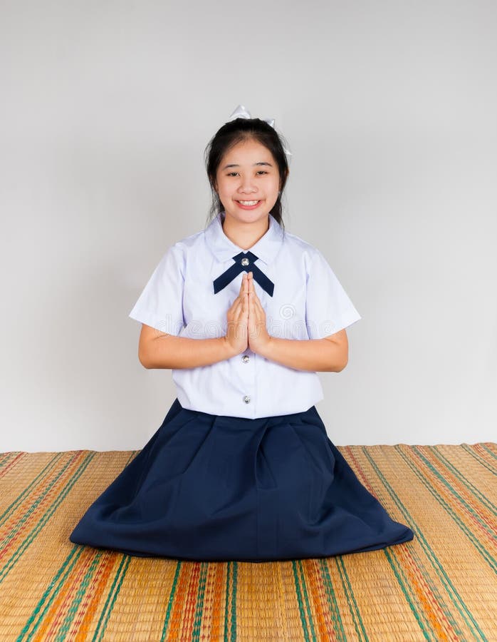 Het betalen van Révérence van Middelbare school Aziatische Thaise Student