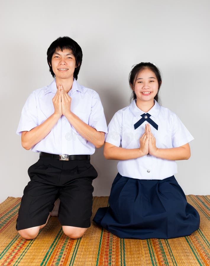 Het betalen van Révérence van Middelbare school Aziatische Thaise Studenten