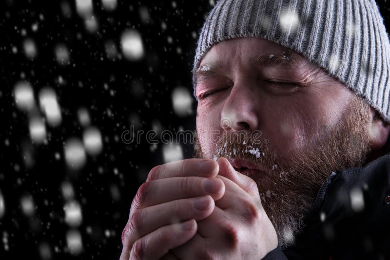 Het bevriezen koude mens in sneeuwonweer