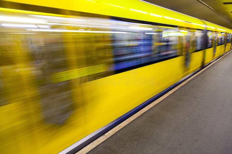 Het bewegen van ondergrondse trein in een post royalty-vrije stock afbeeldingen Het bewegen van ondergrondse trein in een post royalty-vrije stock afbeeldingen