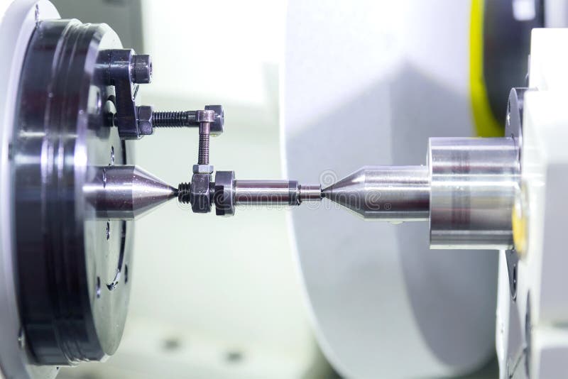 Het beëindigen van metaal die aan hoge precisie malende machine werken royalty-vrije stock foto's Het beëindigen van metaal die aan hoge precisie malende machine werken royalty-vrije stock foto's